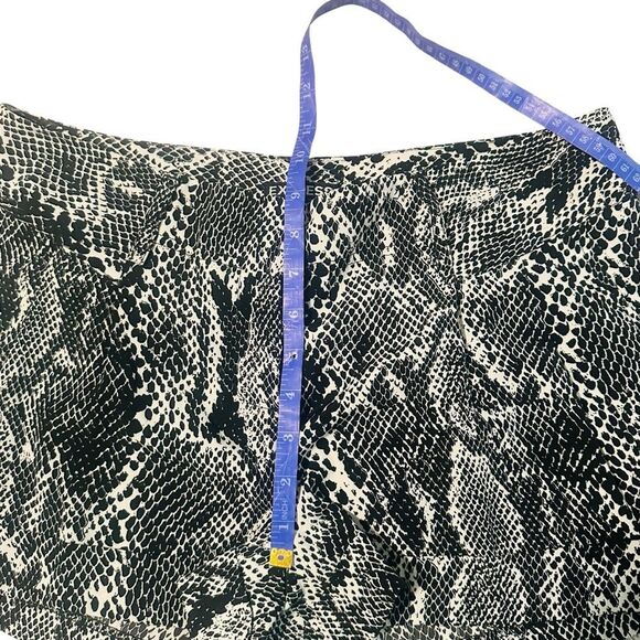 Express Black & White Snakeskin Python Print Satin Dress Shorts - Size 8 - Picture 9 of 11